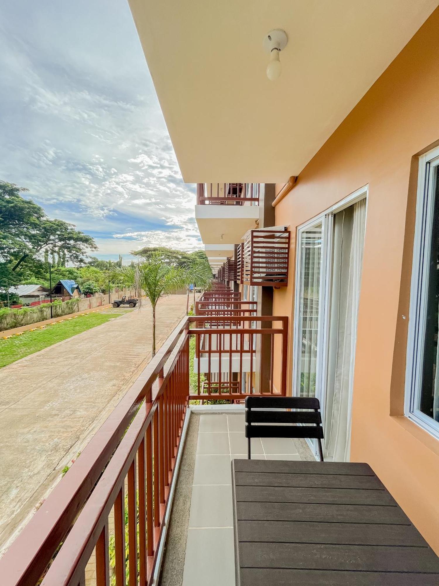 2 Bedroom And Studio Apartments With Private Pool And Gym In Vista Manors Verdant Puerto Princesa Exteriör bild